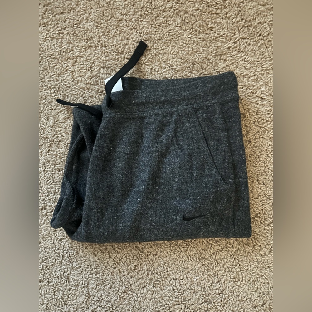Therma-Fit women’s Nike sweatpants